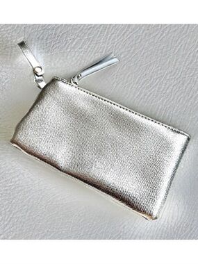 ⭐️ 5 for $25 EIGHT by Under One Sky Silver Color Small Purse